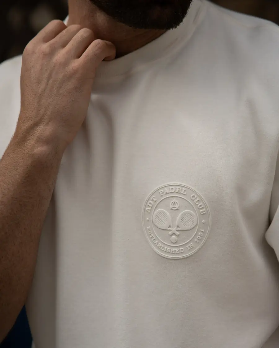 Detalhe do bordado em relevo de uma camiseta off-white