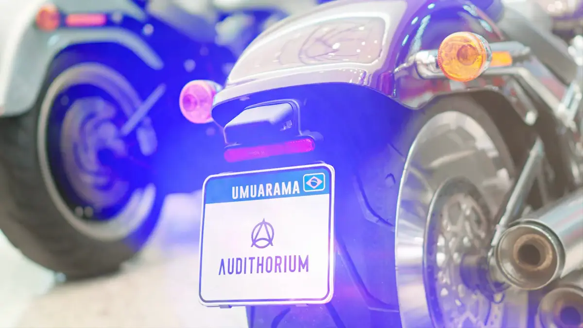 Motocicleta com placa decorativa da Audithorium Umuarama